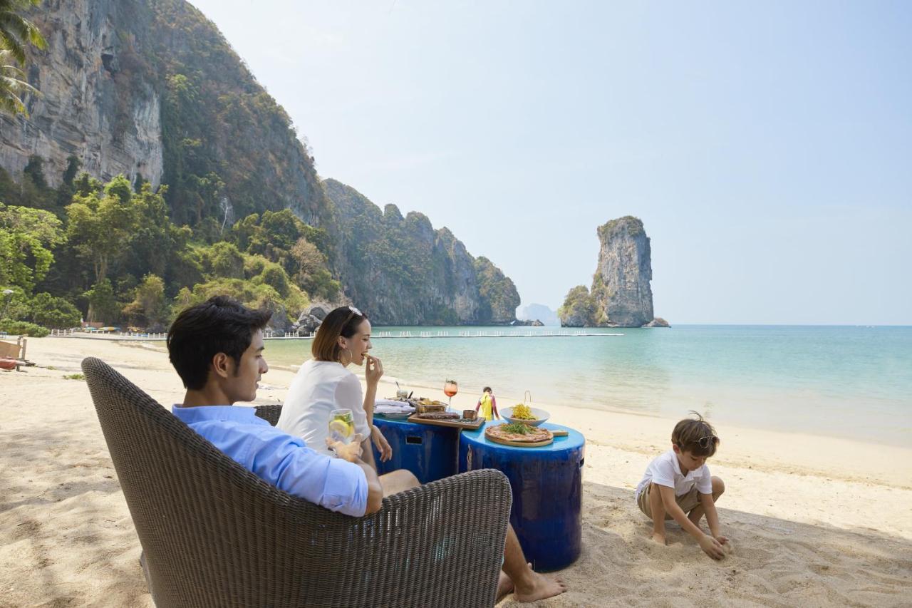Centara Grand Beach Resort & Villas Krabi Ao Nang Exterior foto A family at the beach