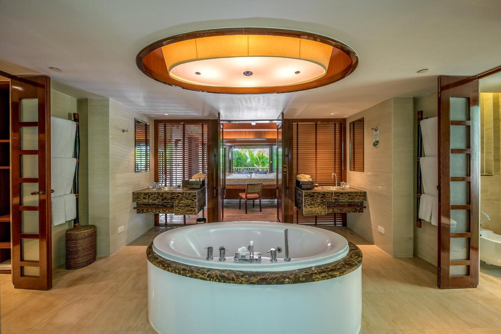 Centara Grand Beach Resort & Villas Krabi Ao Nang Exterior foto Bathroom of a suite at the InterContinental Fiji