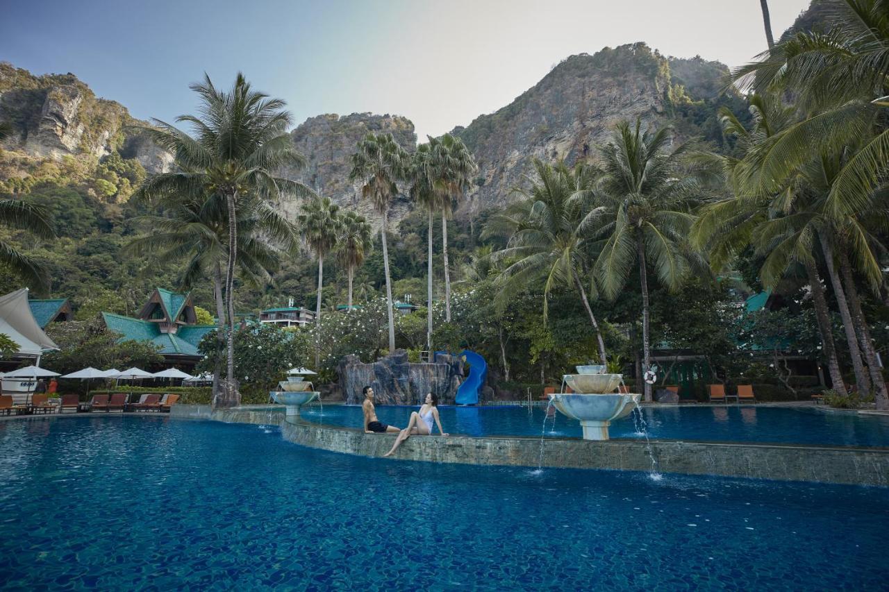 Centara Grand Beach Resort & Villas Krabi Ao Nang Exterior foto The swimming pool at the resort