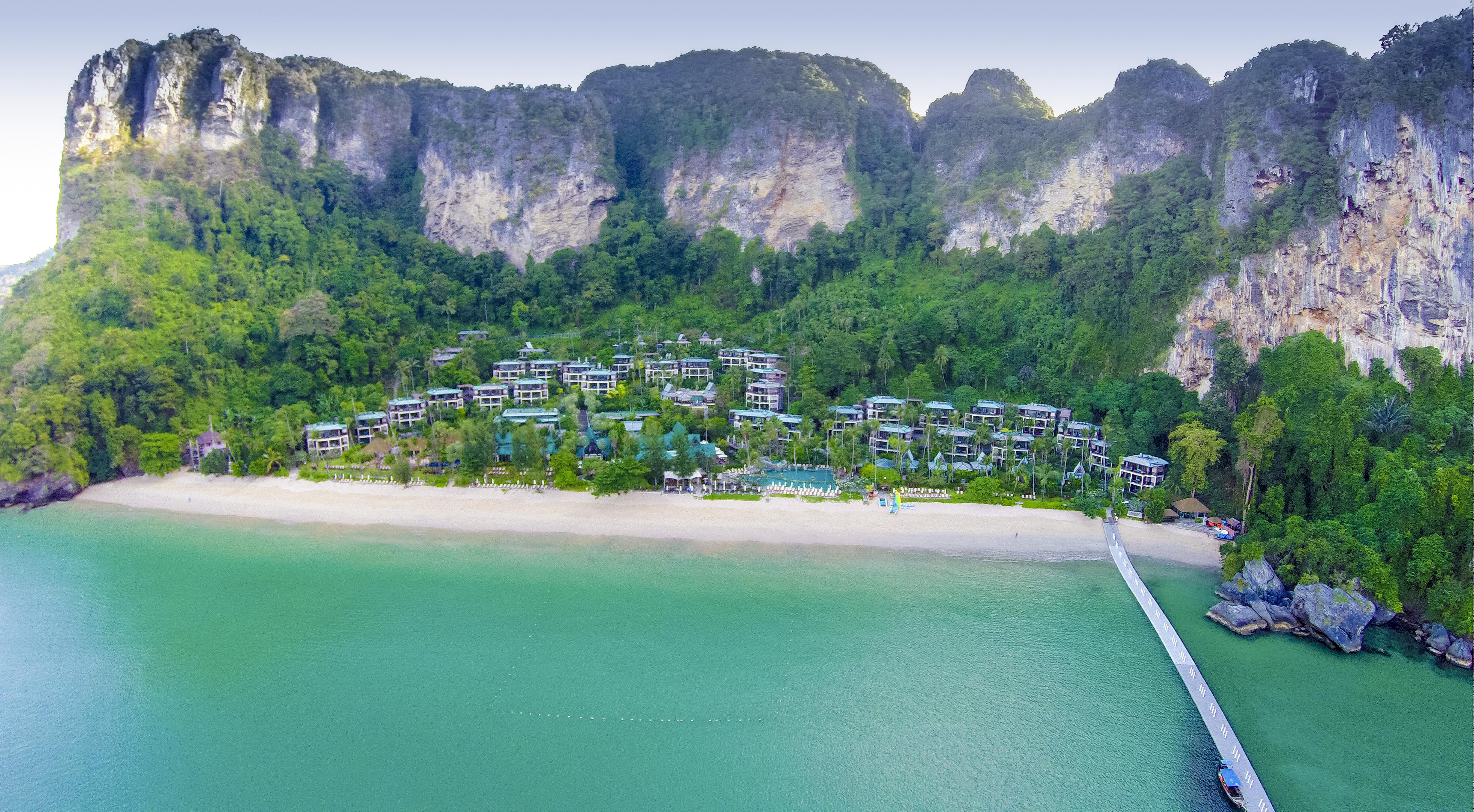 Centara Grand Beach Resort & Villas Krabi Ao Nang Exterior foto View of the resort from the sea